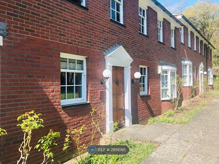 2 Bedroom Flat To Rent In Cottenham Park Road, London, SW20