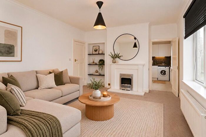 2 Bedroom Flat To Rent In Colinton Mains Road, Colinton, Edinburgh, EH13