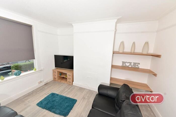 3 Bedroom Property To Rent In Hessle Walk, Hyde Park, Leeds, LS6