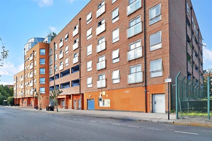 2 Bedroom Flat For Sale In John Bowles Court, Schoolhouse Lane, London, E1W