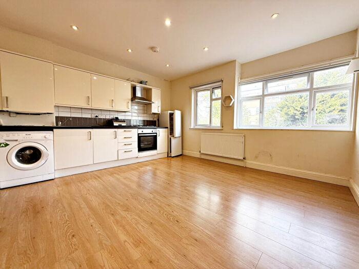 2 Bedroom Flat To Rent In Bathurst Walk, Iver, SL0