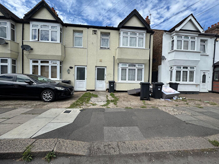 2 Bedroom Flat To Rent In Kingston Road, Ilford, IG1
