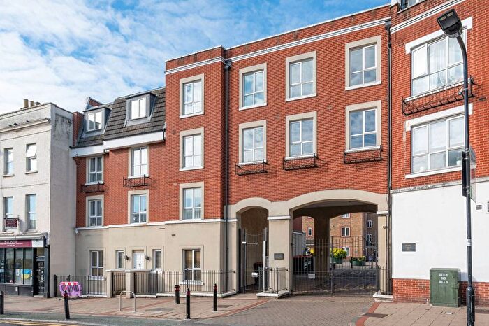 2 Bedroom Flat To Rent In Coopers Court, Acton, London, W3