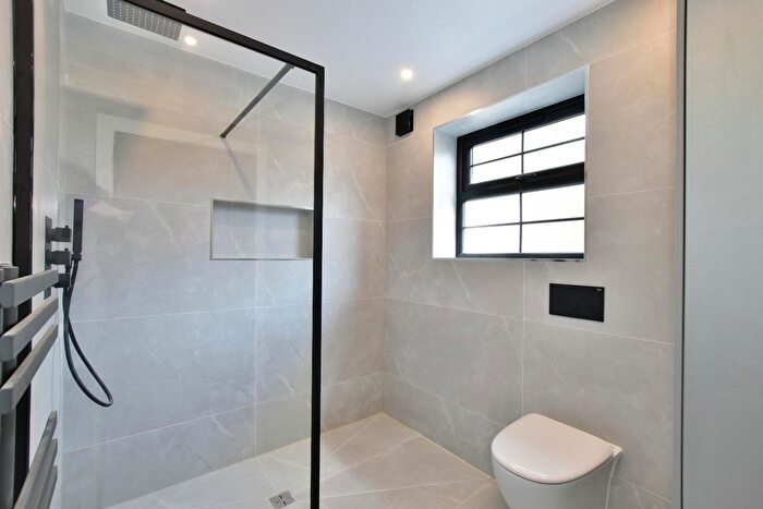 2 Bedroom Flat For Sale In Flat, The Oaks, Sparrows Herne, Bushey, Hertfordshire, WD23