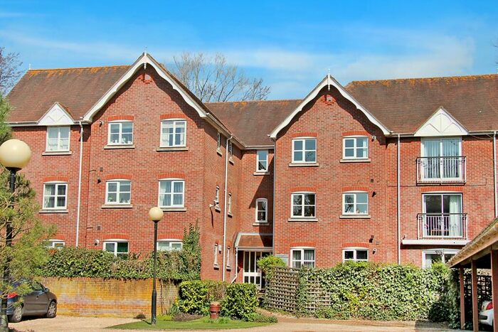 2 Bedroom Flat To Rent In Bridge Street, Wickham, PO17