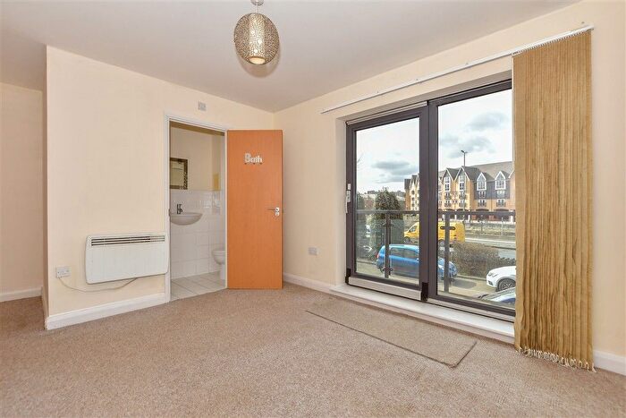 2 Bedroom Flat For Sale In Mckenzie Court, Maidstone, Kent, ME14