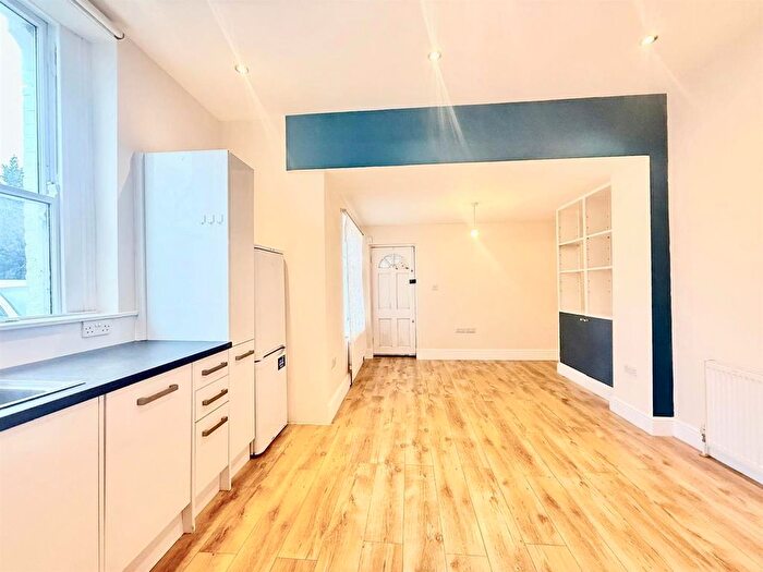 2 Bedroom Flat For Sale In Hopton Road, Streatham, SW16