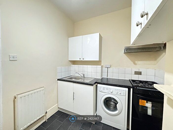 3 Bedroom Flat To Rent In London, London, E17