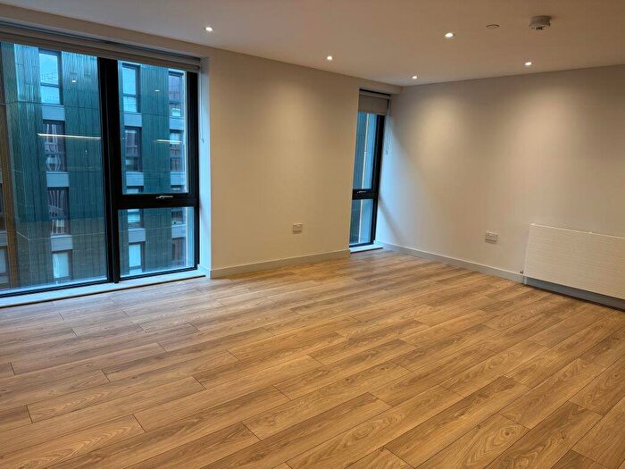 2 Bedroom Flat To Rent In Clyde Place, Glasgow, G5