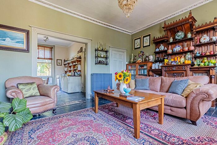 4 Bedroom Terraced House For Sale In Amwell Street, London, EC1R - Photo 2