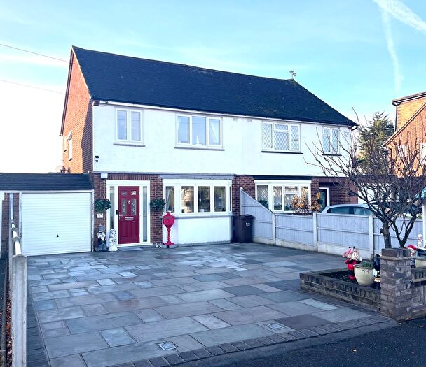 3 Bedroom Semi-Detached House For Sale In Station Road, West Horndon, Brentwood, CM13