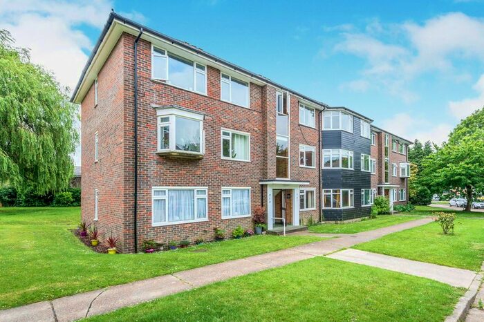 2 Bedroom Flat To Rent In Hurst Court, Horsham RH12
