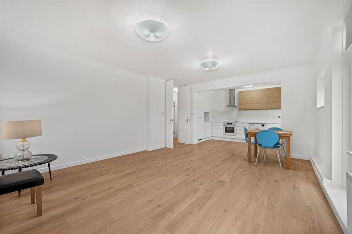 2 Bedroom Flat To Rent In West Heath Avenue, London, NW11