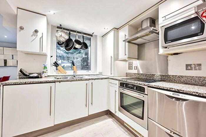 2 Bedroom Flat For Sale In Kensington Gardens Square, Bayswater, London, W2