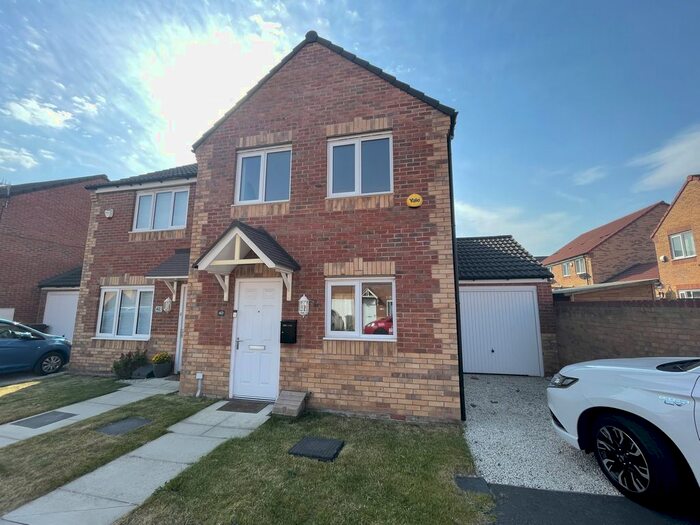 3 Bedroom Semi-Detached House To Rent In Crag Hill Crescent, Sheffield, S5