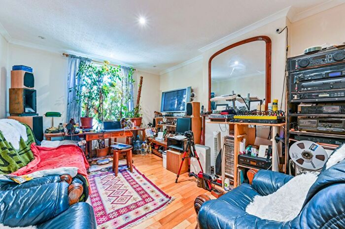 2 Bedroom Flat For Sale In Stamford Hill, London, N16