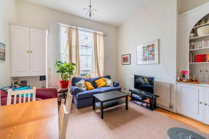 2 Bedroom Flat To Rent In Eardley Crescent, Earls Court, London, SW5