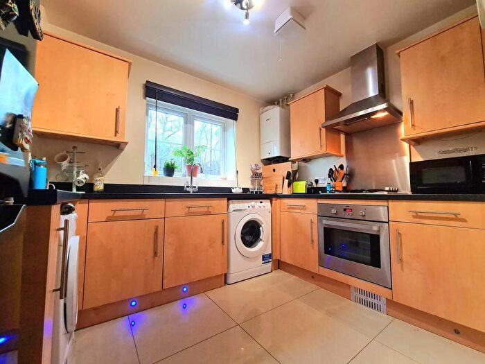2 Bedroom Apartment To Rent In Brosse Way, Bromley, BR2