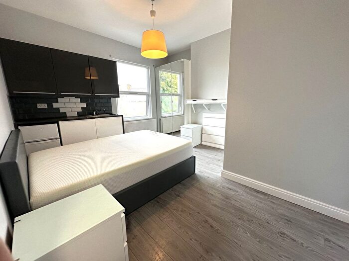 Studio To Rent In Alfred Road, Acton, London, W3