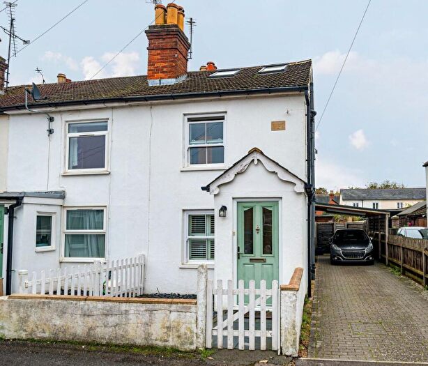 3 Bedroom End Of Terrace House To Rent In Somerset Road, Farnborough, Hampshire, GU14