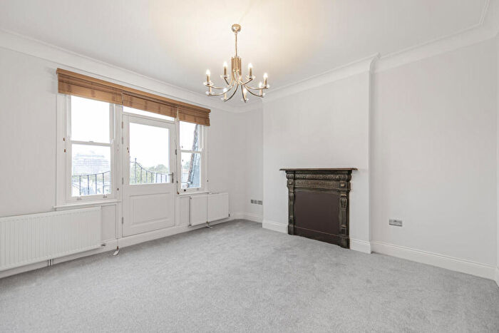 3 Bedroom Apartment To Rent In Ashburnham Road, London, SW10