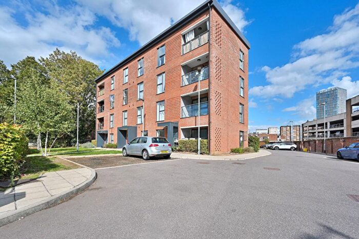 2 Bedroom Flat For Sale In Rosslyn Road, Watford, WD18