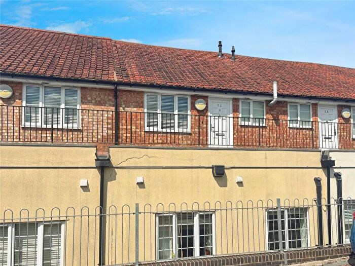 2 Bedroom Flat To Rent In Central Parade, Rochester, Kent, ME1