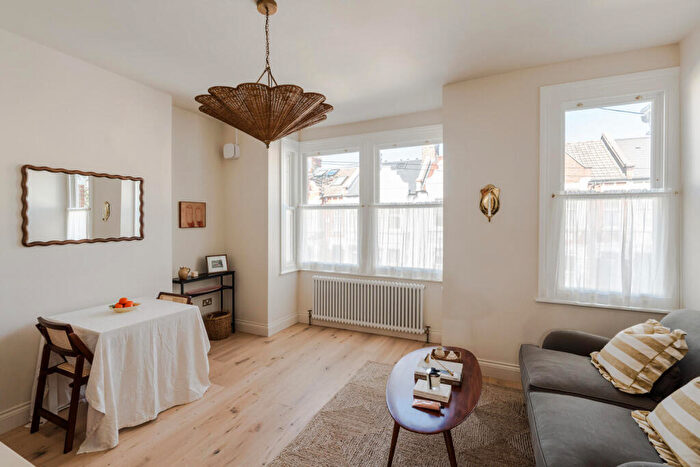 2 Bedroom Flat For Sale In Charteris Road, London, NW6