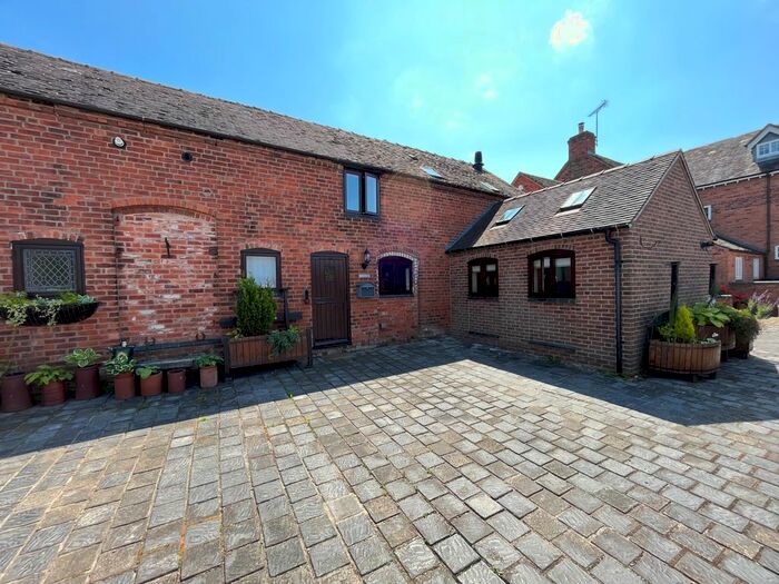 3 Bedroom Barn Conversion To Rent In Hanbury Road, Burton-On-Trent, DE13