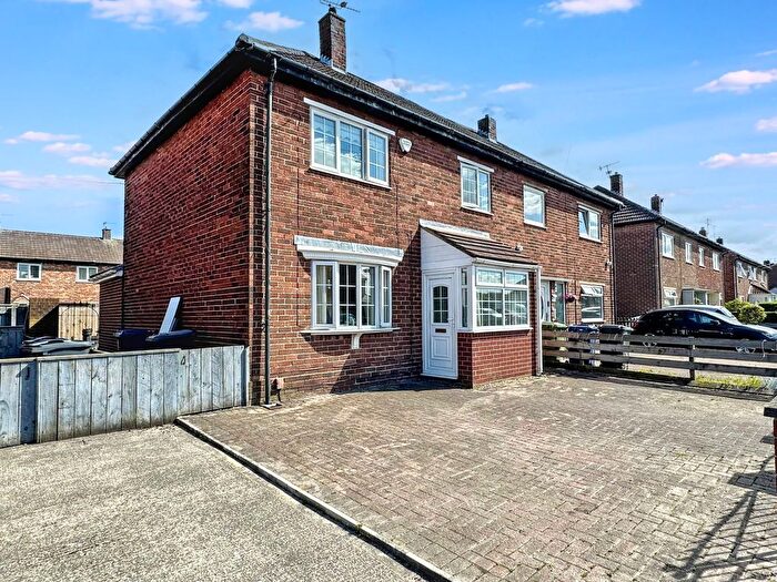 3 Bedroom Semi-Detached House For Sale In Lindisfarne Road, Hebburn, NE31