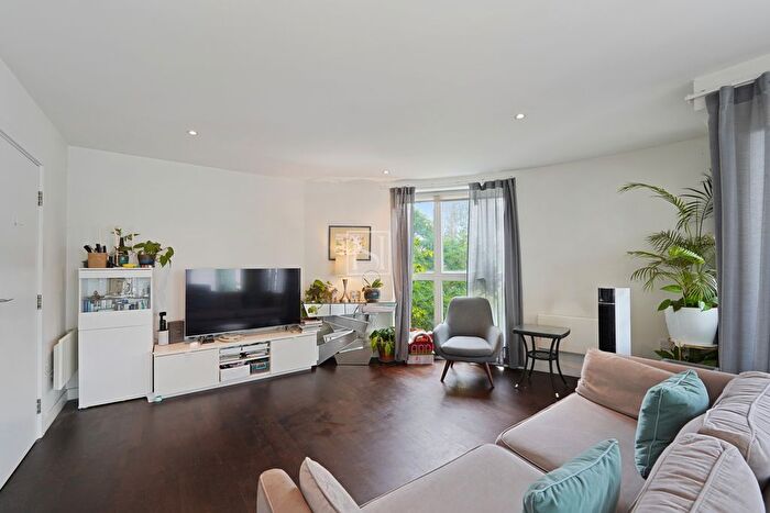 2 Bedroom Flat For Sale In Pump House Crescent, TW8