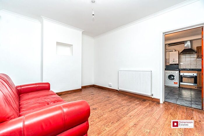 2 Bedroom Flat To Rent In Romford Road, Manor Park, London, E12