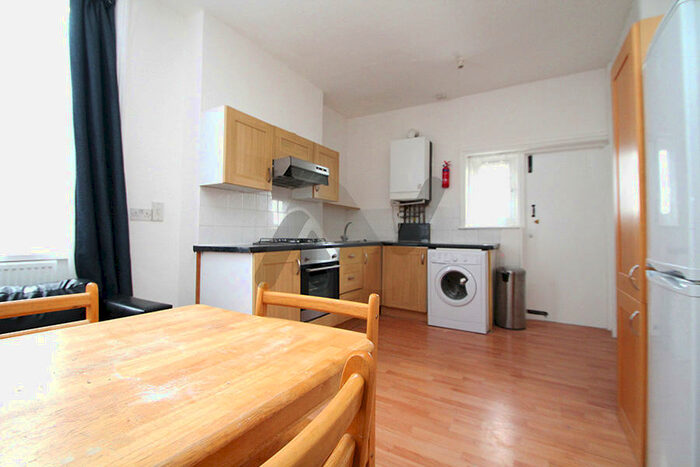 3 Bedroom Flat To Rent In Grand Parade, Green Lanes, London, N4