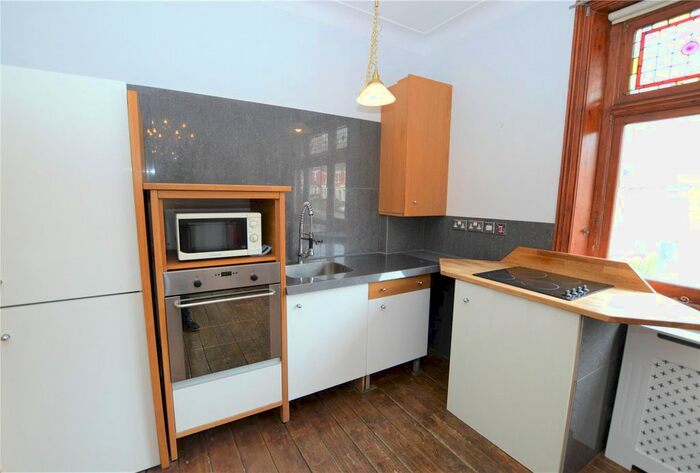 1 Bedroom Flat To Rent In Gleneldon Road, London, SW16