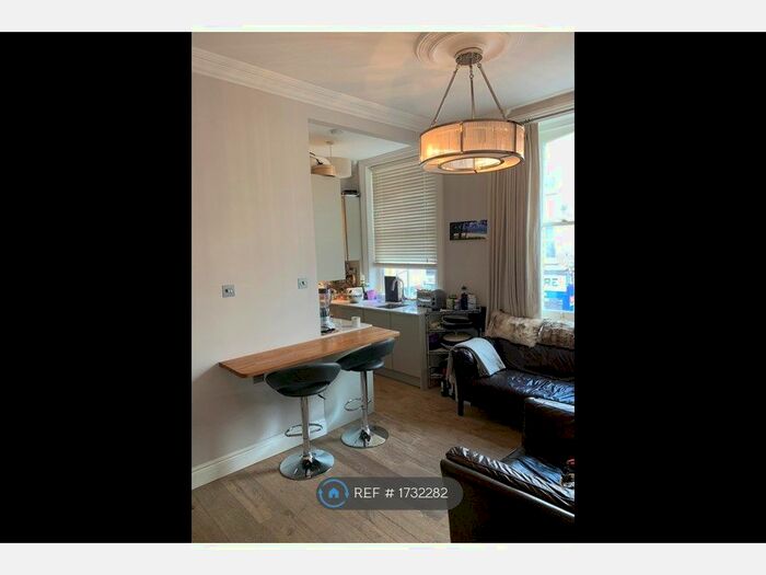 2 Bedroom Flat To Rent In Battersea Park Road, London, SW11