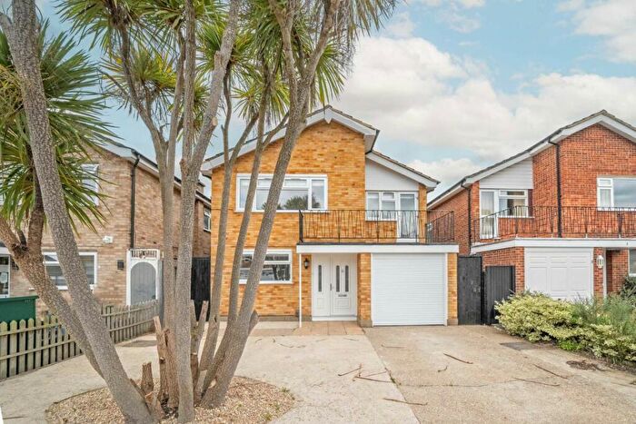4 Bedroom Detached House To Rent In Mandeville Drive, Surbiton, KT6