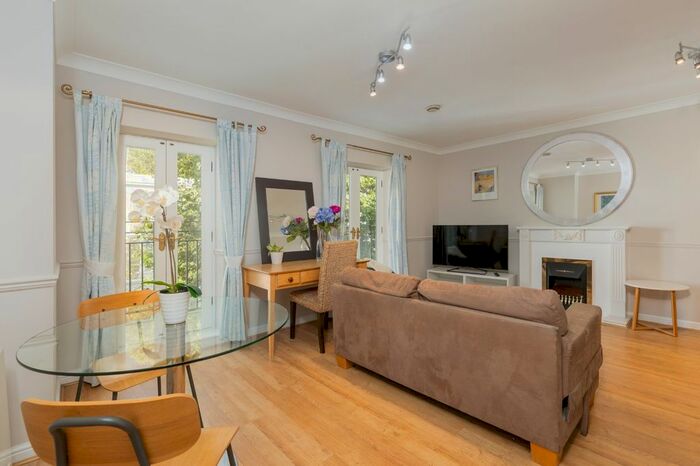 1 Bedroom Flat To Rent In Russell Road, Kensington, London, W14