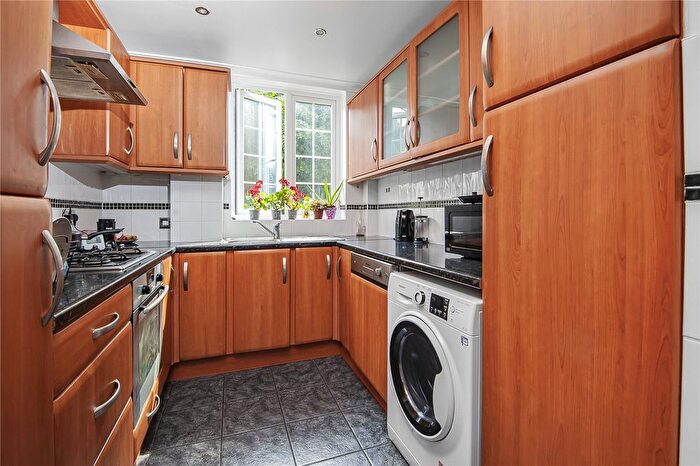 3 Bedroom Flat To Rent In London Court, Frogmore, Wandsworth, London, SW18