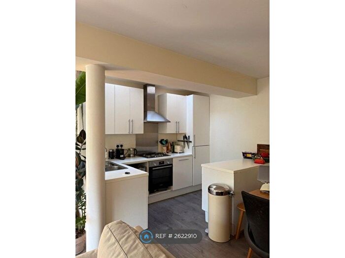 2 Bedroom Flat To Rent In Gosberton Road, London, SW12