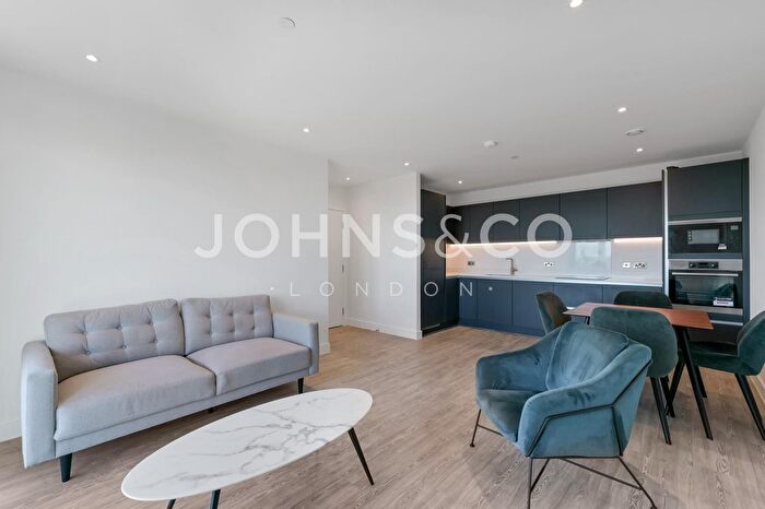 2 Bedroom Flat To Rent In Lampton Parkside, Hounslow, London, TW3