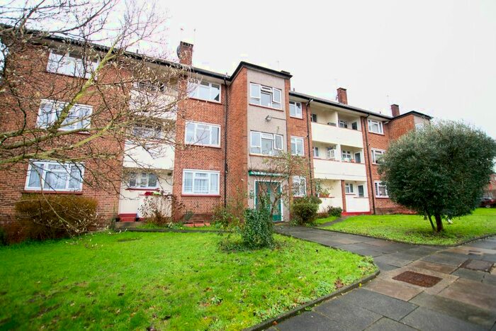 2 Bedroom Flat To Rent In Hertford Court, Palmers Green, N13