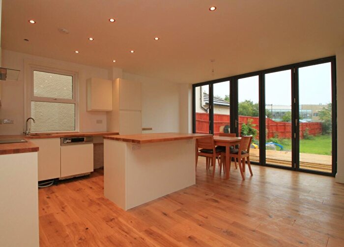 4 Bedroom Semi-Detached House To Rent In Cricket Road, Oxford, OX4