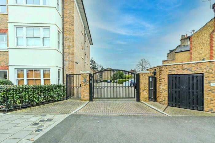 Garage / Parking To Rent In Crescent Lane, Clapham, London, SW4