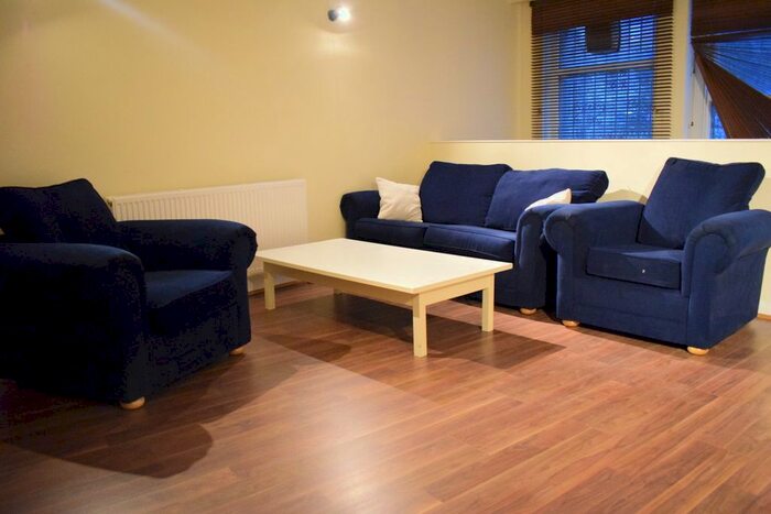 3 Bedroom Flat To Rent In Bow Road, London, E3