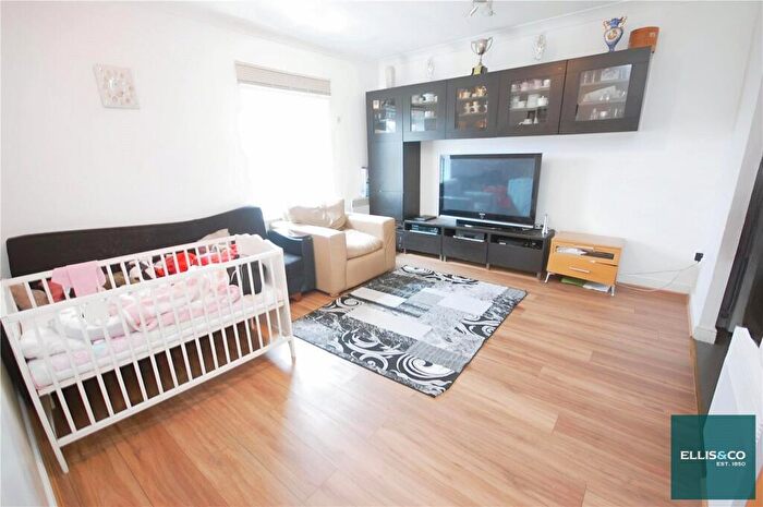 1 Bedroom Apartment For Sale In High Road, North Finchley, N12