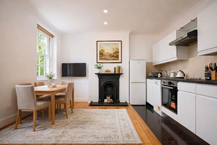 2 Bedroom Flat To Rent In Well Walk, Hampstead, NW3