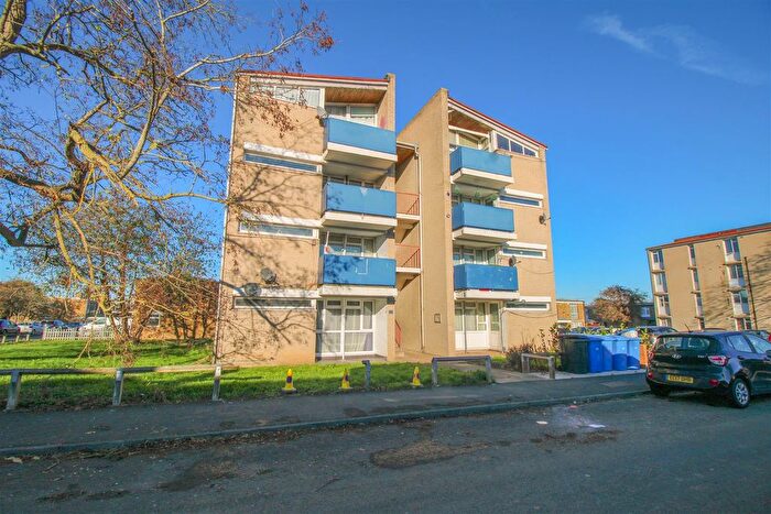 2 Bedroom Flat For Sale In Spinning Wheel Mead, Harlow, CM18