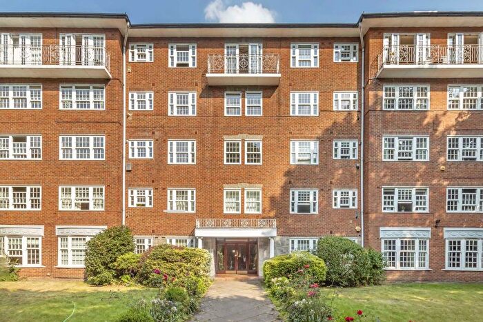 2 Bedroom Flat To Rent In Wimbledon Park Side, London, SW19