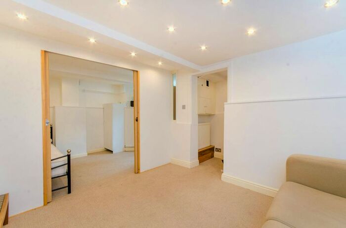 1 Bedroom Flat To Rent In Rosebery Gardens, Crouch End, London, N8