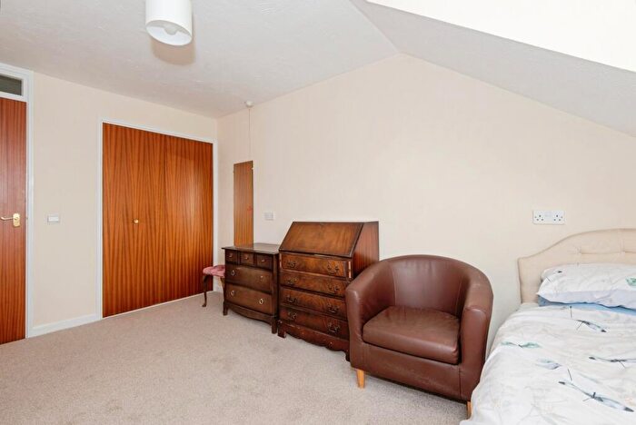 1 Bedroom Flat For Sale In Holly Court, Belmont Road, Leatherhead, Surrey, KT22